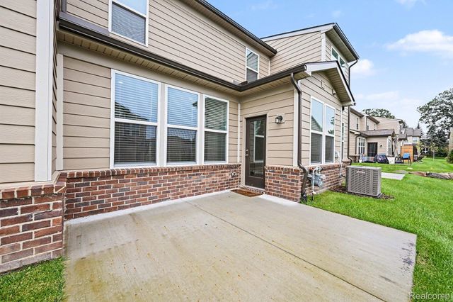 2298 Addison Circle, Commerce Charter Township, MI 48390