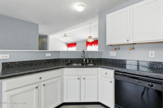 8013 Hunter Green Way, Louisville, KY 40291