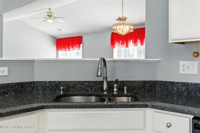 8013 Hunter Green Way, Louisville, KY 40291