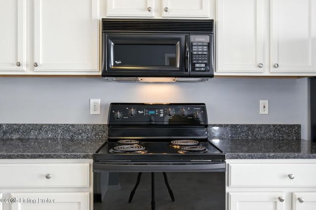 8013 Hunter Green Way, Louisville, KY 40291