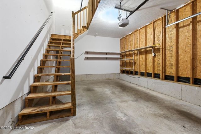 8013 Hunter Green Way, Louisville, KY 40291