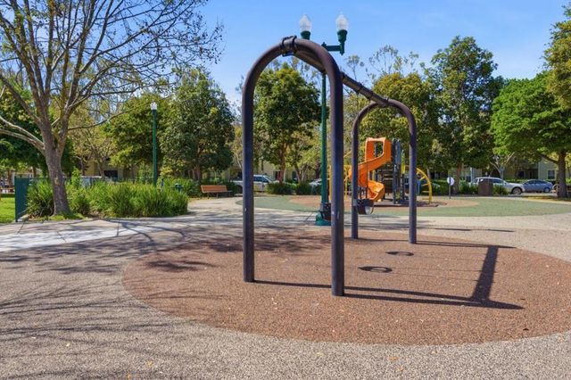 950 Mouton Circle, East Palo Alto, CA 94303