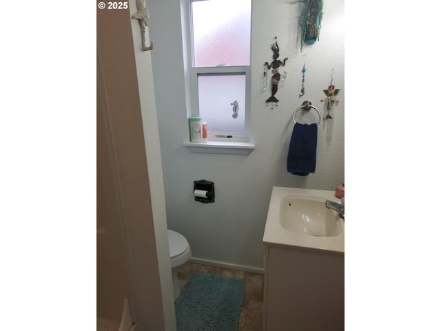 2075 JOHNSON St, North Bend, OR 97459