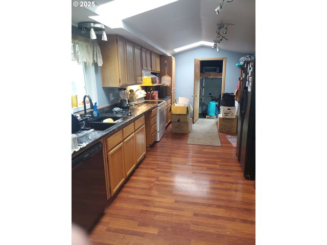 2075 JOHNSON St, North Bend, OR 97459