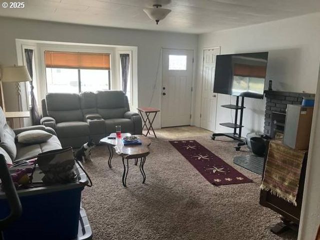 2075 JOHNSON St, North Bend, OR 97459