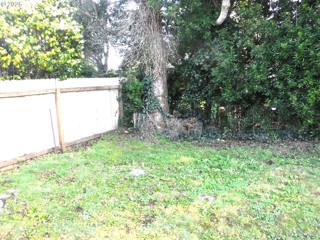 2075 JOHNSON St, North Bend, OR 97459