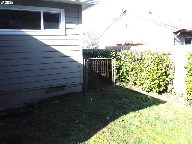 2075 JOHNSON St, North Bend, OR 97459