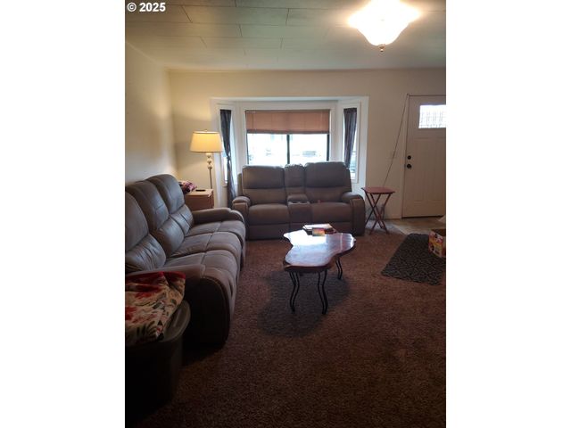 2075 JOHNSON St, North Bend, OR 97459