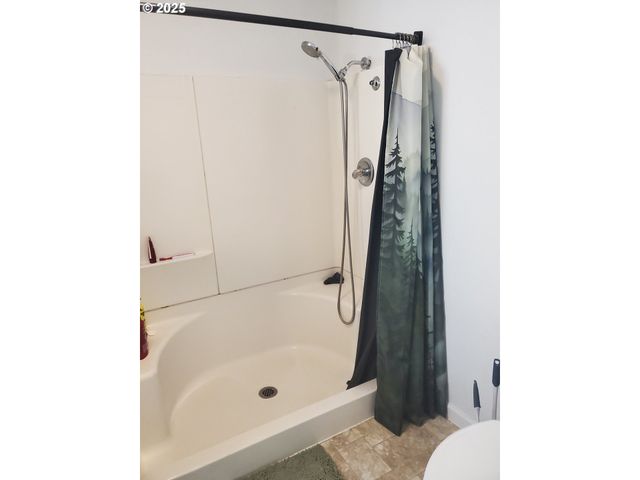 2075 JOHNSON St, North Bend, OR 97459