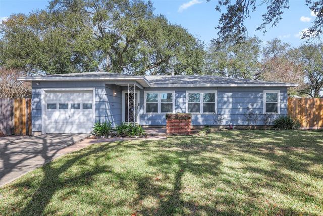 1506 14th Avenue N, Texas City, TX 77590