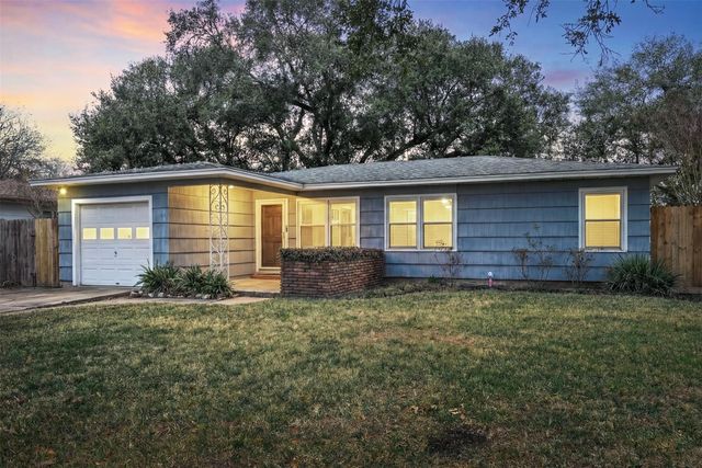 1506 14th Avenue N, Texas City, TX 77590