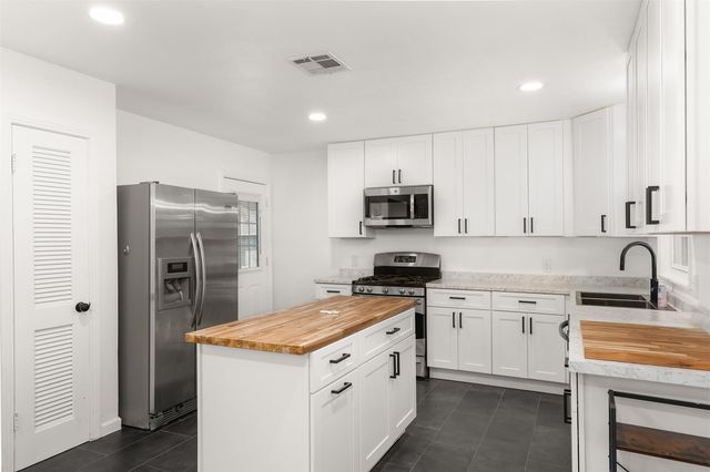 1506 14th Avenue N, Texas City, TX 77590