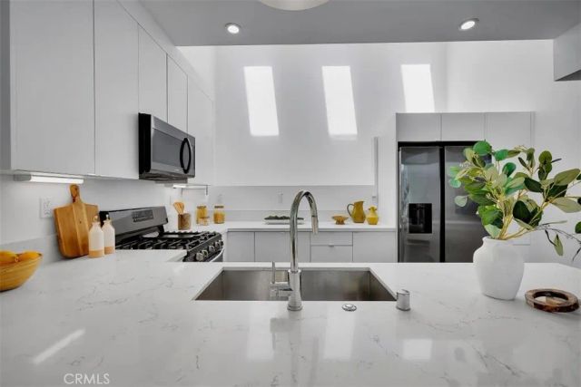 6919 Knowlton Place, Los Angeles, CA 90045