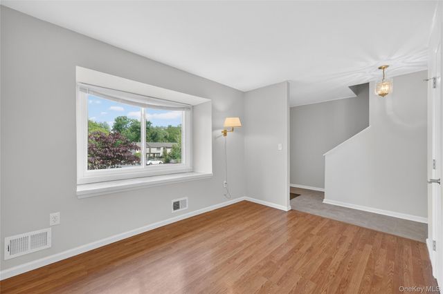 10 Squires Gate I, Poughkeepsie, NY 12603