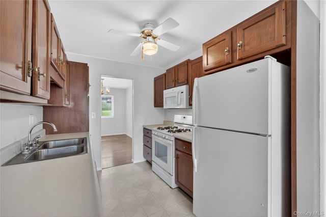 10 Squires Gate I, Poughkeepsie, NY 12603