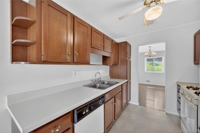 10 Squires Gate I, Poughkeepsie, NY 12603