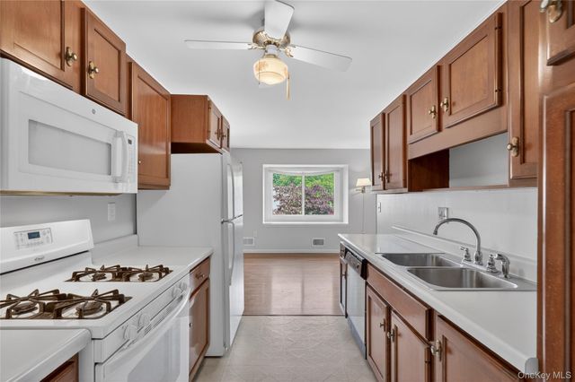 10 Squires Gate I, Poughkeepsie, NY 12603