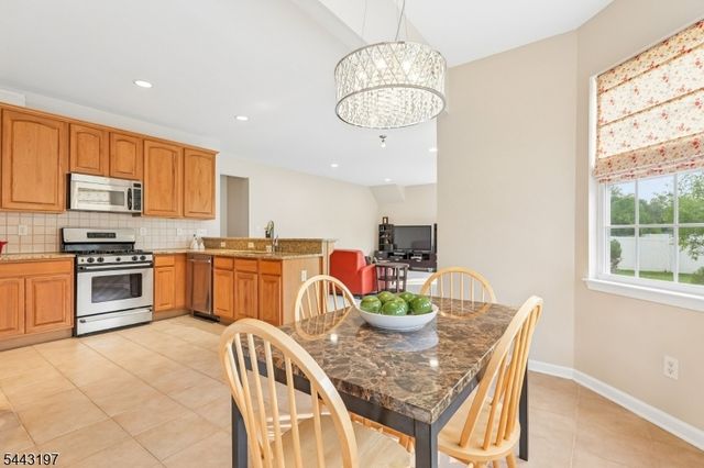 9 Rue Cezanne, Franklin Twp., NJ 08873