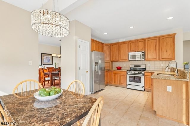 9 Rue Cezanne, Franklin Twp., NJ 08873