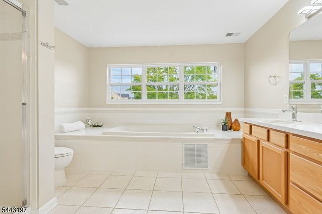 9 Rue Cezanne, Franklin Twp., NJ 08873