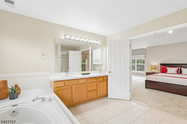 9 Rue Cezanne, Franklin Twp., NJ 08873
