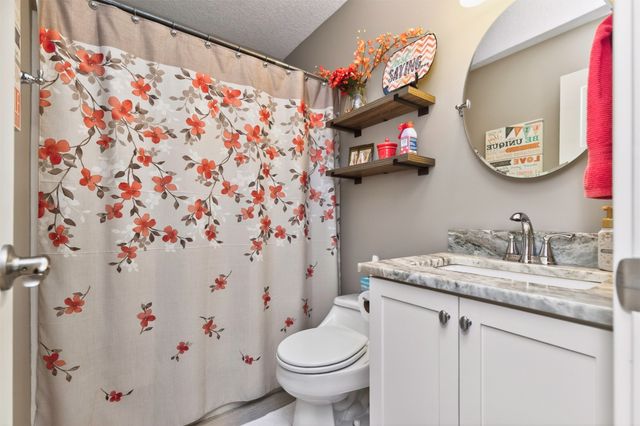 8011 Sheridan Drive, Urbandale, IA 50322