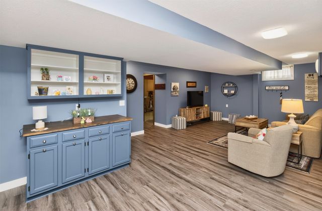 8011 Sheridan Drive, Urbandale, IA 50322