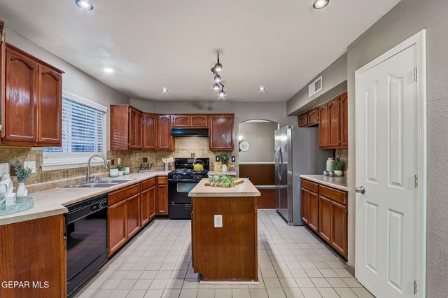 683 JUAN MUNOZ Court, El Paso, TX 79932
