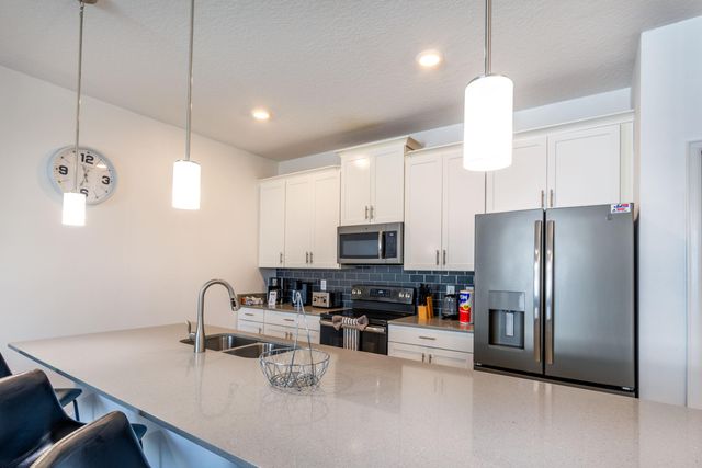 650 Pebble Beach Drive, Davenport, FL 33896