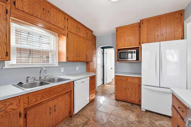 930 Hawthorne Avenue E, Saint Paul, MN 55106