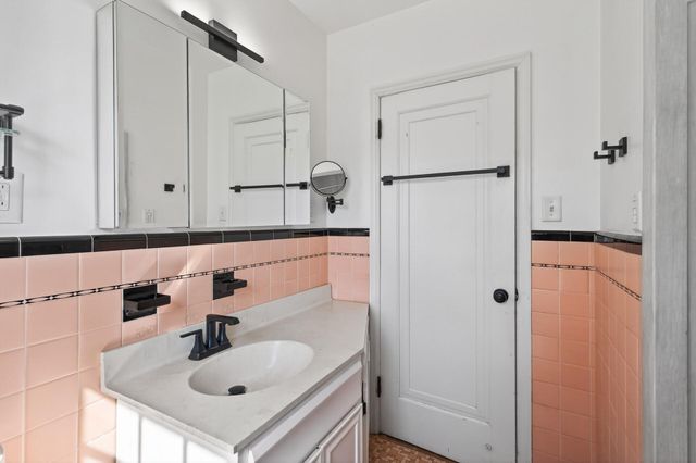 930 Hawthorne Avenue E, Saint Paul, MN 55106