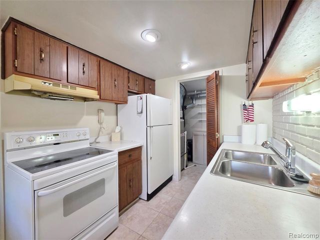 34299 Garfield Circle 2, Fraser, MI 48026