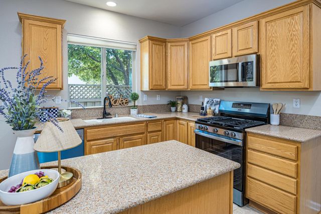 300 Lariat Loop, Lincoln, CA 95648