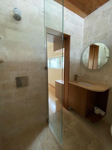 1605 Newfield LN B, Austin, TX 78703