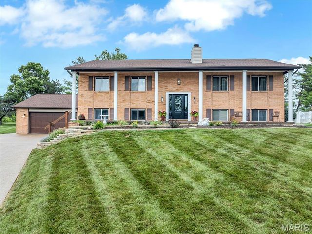 16 La Rochelle Court, Lake St Louis, MO 63367