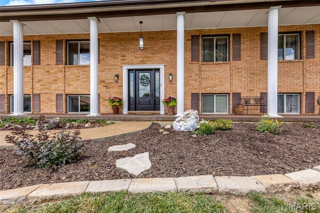16 La Rochelle Court, Lake St Louis, MO 63367