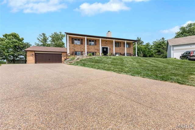 16 La Rochelle Court, Lake St Louis, MO 63367