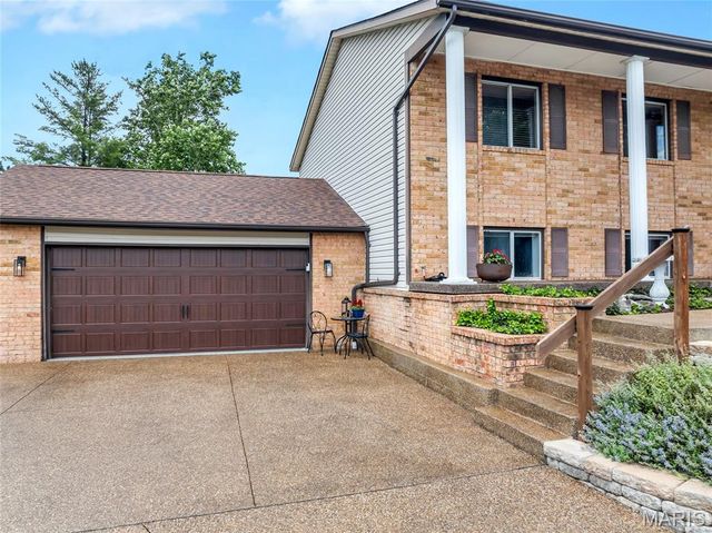 16 La Rochelle Court, Lake St Louis, MO 63367