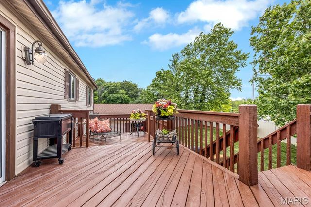 16 La Rochelle Court, Lake St Louis, MO 63367