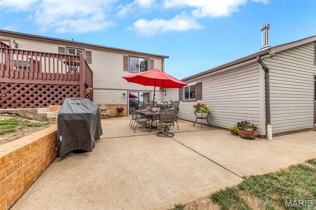 16 La Rochelle Court, Lake St Louis, MO 63367