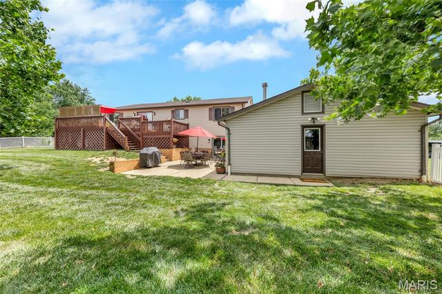 16 La Rochelle Court, Lake St Louis, MO 63367