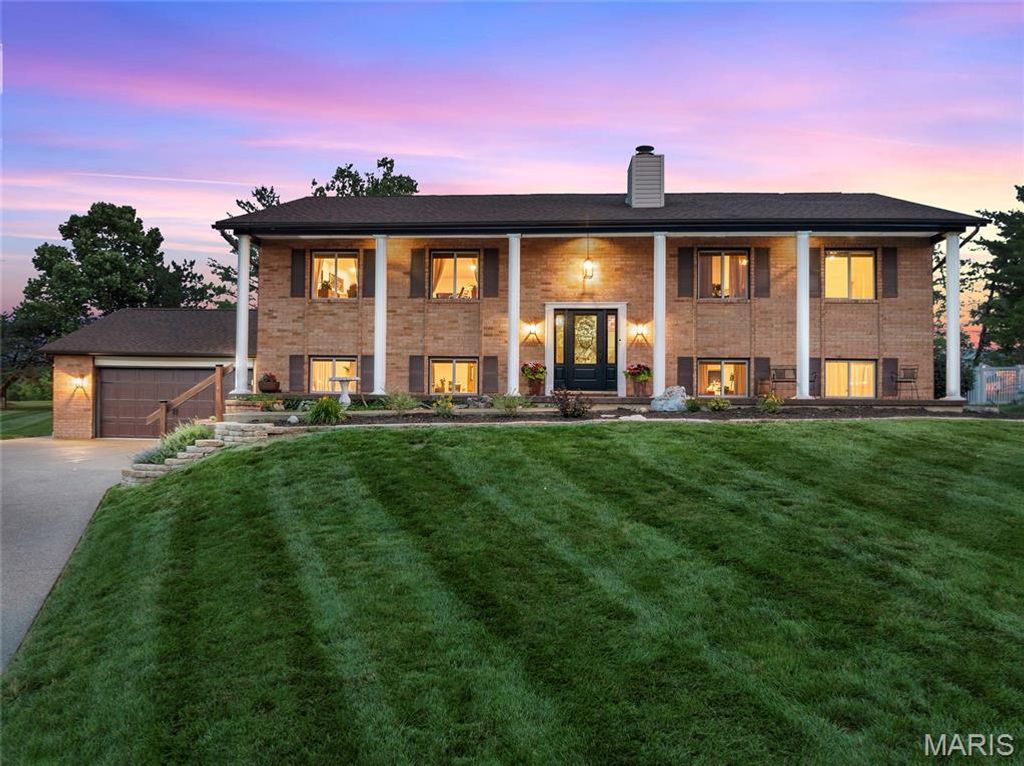16 La Rochelle Court, Lake St Louis, MO 63367