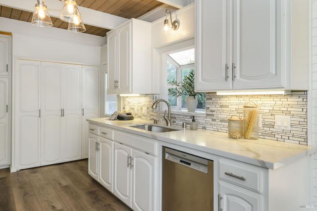 18 San Miguel Ct, Fairfax, CA 94930