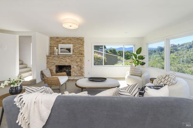 18 San Miguel Ct, Fairfax, CA 94930