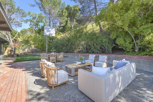 18 San Miguel Ct, Fairfax, CA 94930