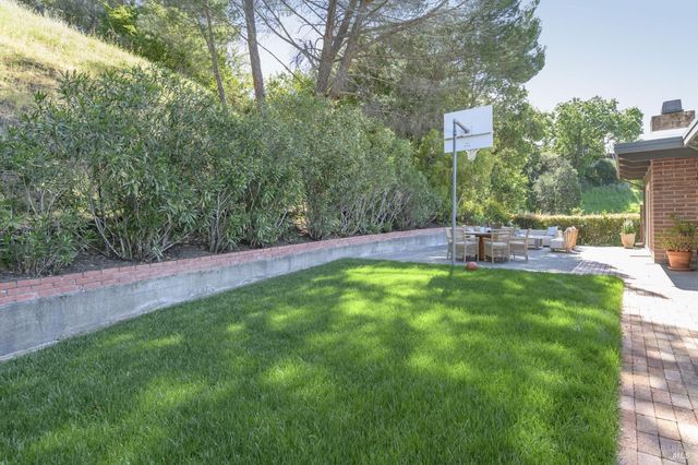 18 San Miguel Ct, Fairfax, CA 94930