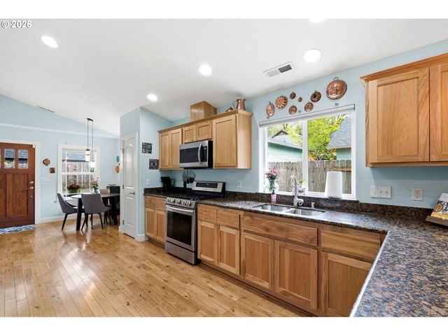 904 HIGHLAND St, Ridgefield, WA 98642