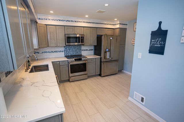 4 Cheltenham Place 604, Sayreville, NJ 08872