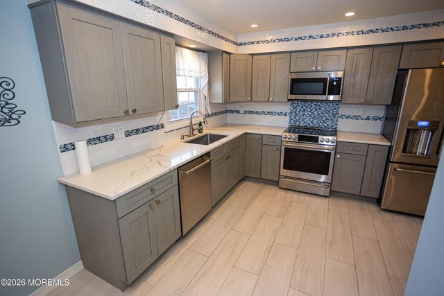 4 Cheltenham Place 604, Sayreville, NJ 08872
