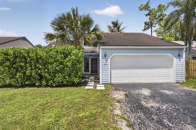 537 Goldenwood Way, Wellington, FL 33414